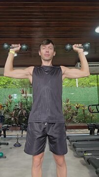 homem faz treino em acad&ecirc;mia 