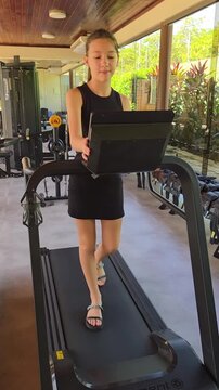 adolescente faz treino em esteira de academia 