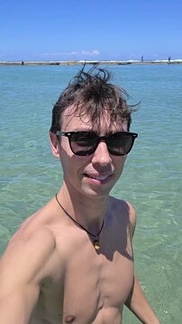 homem comtemplando praia em  paraiso 