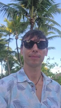 homem comtemplando praia em  paraiso 