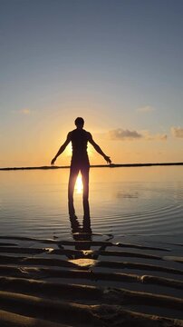 homem comtemplando praia em  paraiso 