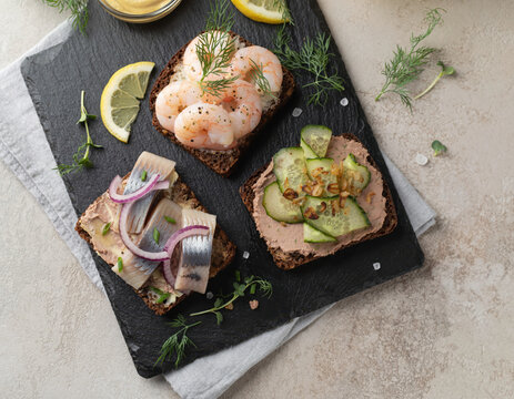 Sm&oslash;rrebr&oslash;d danois sandwichs ouverts pain seigle crevettes hareng p&acirc;t&eacute; ardoise overhead