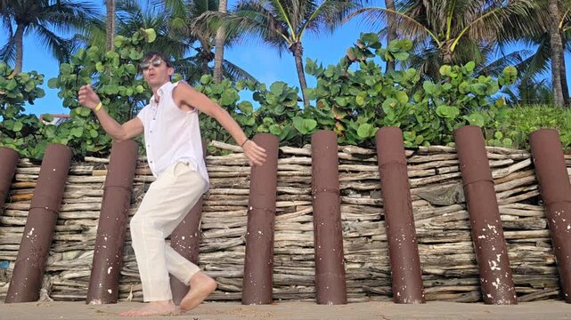 homem jogando capoeira 