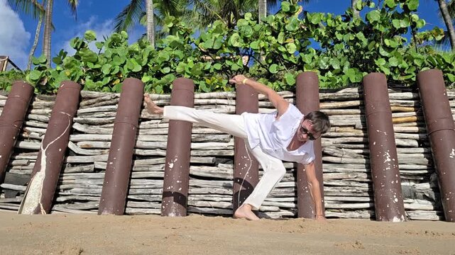 homem jogando capoeira 