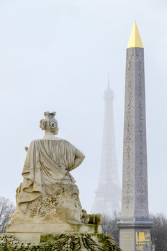 Dialogue entre statue, ob&eacute;lisque et Tour Eiffel