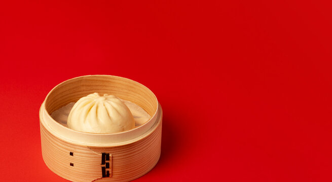 Chinese steamed bun in a bamboo steamer. steamer basket, chinese steamed bun. meat bun, pork bun, Bao, etc. 竹せいろに入った中華まん。せいろ、中華まん、肉まん、豚まん、包子など