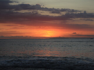 Fototapeta premium Serene Ocean View from Sandy Beach Shore tropical Beach at Sunset