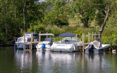 Obraz premium A small group of boats moored at the riverside. UK leisure.
