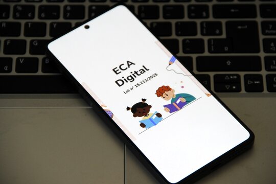 ECA Digital - Lei n&ordm; 15.211/2025, em vigor desde mar&ccedil;o de 2026, &eacute; uma atualiza&ccedil;&atilde;o do Estatuto da Crian&ccedil;a e do Adolescente que amplia a prote&ccedil;&atilde;o integral para o ambiente virtual. 