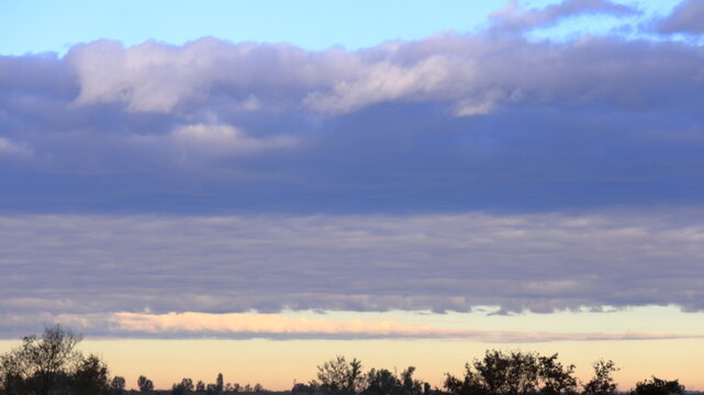 Tramonto cielo diviso in striscie di tante tonalita di blu