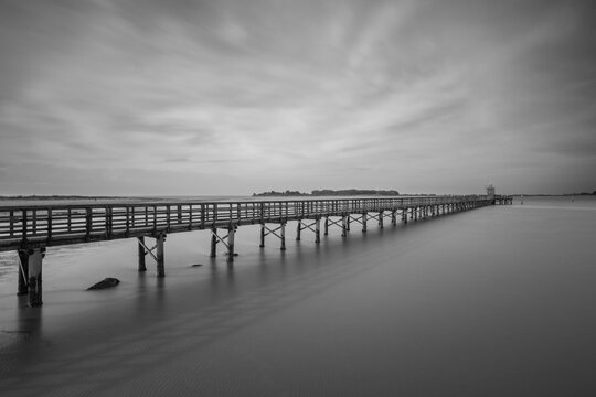 Lignano Sabbiadoro - Pontile minimalista in bianco e nero con lunga esposizione