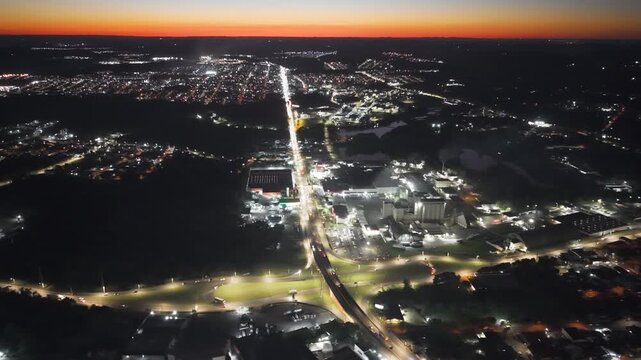 P&ocirc;r do Sol intenso e tr&aacute;fego em Chapec&oacute;. Drone. Elevado Attilio Fontana.
