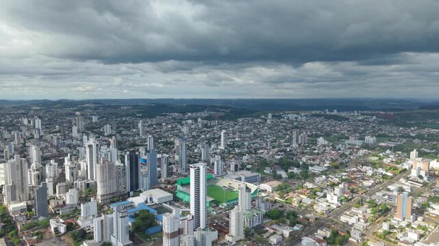 A&eacute;rea do centro de Chapec&oacute; e do est&aacute;dio Arena Cond&aacute; com nuvens de tempestade