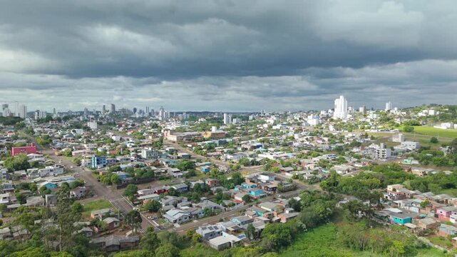 Vista a&eacute;rea do bairro Palmital em Chapec&oacute; num dia nublado. Drone.