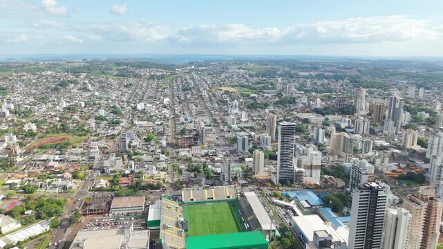 Panor&acirc;mica a&eacute;rea ampla de Chapec&oacute;. Centro, est&aacute;dio Arena Cond&aacute;.