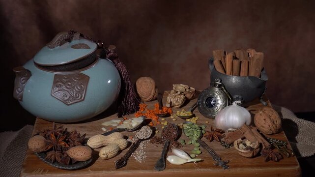 Natura morta con frutta, legumi secchi ed oggetti, still life food e concetto astratto