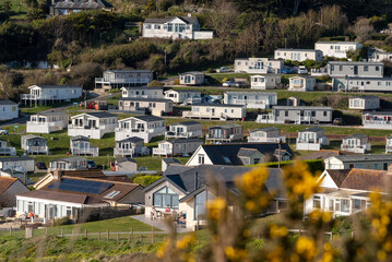 Fototapeta premium Callallaborough South Hams Devon UK. 21.03.2026. A scenic view of a residential area with static homes at Callaborough in South Devon