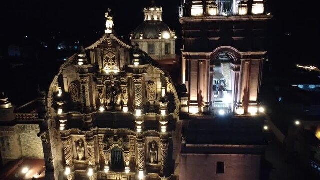Toma a&eacute;rea abierta del Santuario de Nuestra Se&ntilde;ora del Carmen en Tlalpujahua, pueblo m&aacute;gico de Michoac&aacute;n, M&eacute;xico
