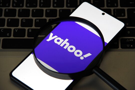 Yahoo - Portal web sediado em Sunnyvale, Calif&oacute;rnia que &eacute; uma subsidi&aacute;ria integral da Verizon Communications atrav&eacute;s da Verizon Media. O Yahoo foi fundado por Jerry Yang e David Filo em janeiro 1994.