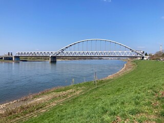 Fototapeta premium Brücke über dem Fluss Rhein bei Düsseldorf Hamm
