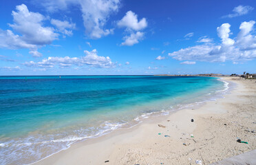 Obraz premium Wide turquoise Mediterranean coastline with sandy beach in Marsa Matruh, Egypt