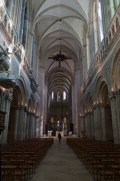 Interieur de la Cathedrale Notre-Dame de Bayeux en Normandie dans le Calvados.