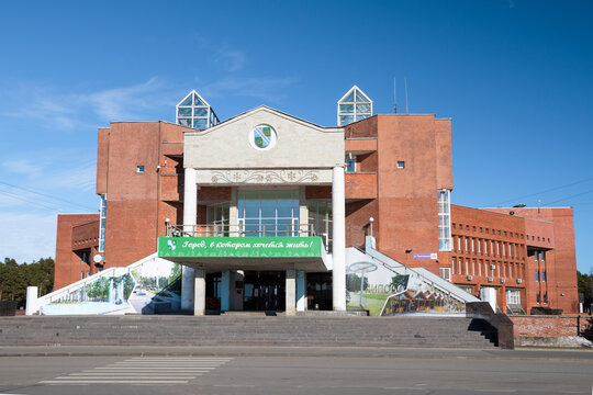 SOSNOVY BOR, RUSSIA - MARCH 21, 2026: The building of the city administration on a sunny March day. Sosnovy Bor, Leningrad region
