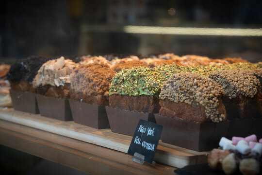 Pasteles artesanos en un escaparate de Santiago de Compostela, Galicia