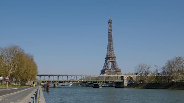 Metro passing by on Paris Bir Hakeim Bridge with the Eiffel Tower