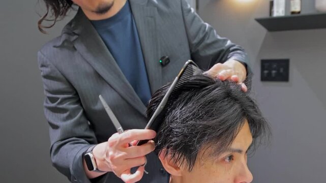 男性のヘアカット 斜め前方からの手元アップ 美容室 理容室施術シーン