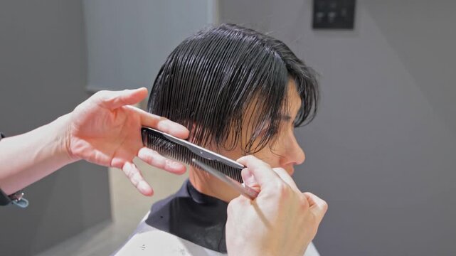 男性のヘアカット 斜め前方からの手元アップ 美容室 理容室施術シーン