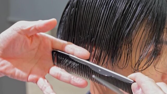 男性のヘアカット 斜め前方からの手元アップ 美容室 理容室施術シーン