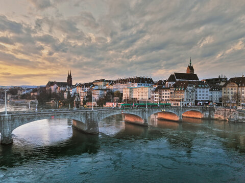 Basel, Schweiz, Baselstadt, Mittlere Br&uuml;cke, Sonnenaufgang, Rhein, Altstadt, M&auml;rz, Fr&uuml;hling, Winter, Morgenrot