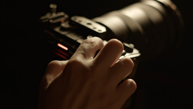 Une cam&eacute;ra d'un vid&eacute;aste en cours de tournage vid&eacute;o