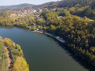 Obraz premium Miño river flowing through galicia landscape