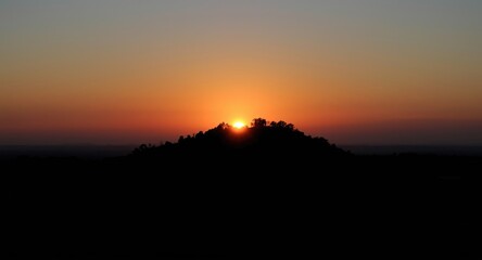Obraz premium Morning sun rising above renowned hill elevation