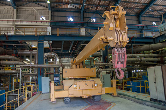 Grua mecanica para trabajo pesado dentro de una planta de energia electrica geotermoelectrica en MEXICO, realizando trabajos de mantenimiento electrico y mecanico