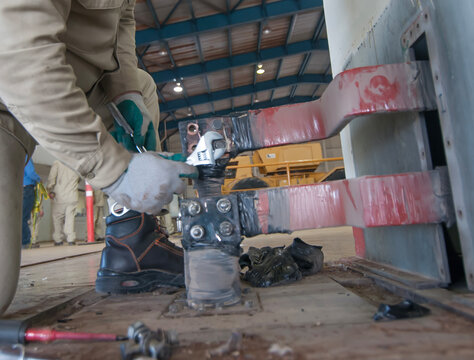 trabajador calificado desconectando barras electricas de excitador de un generador electrico de potencia en planta de energia electrica en MEXICO. quitando tornillos con llaves crecientes.