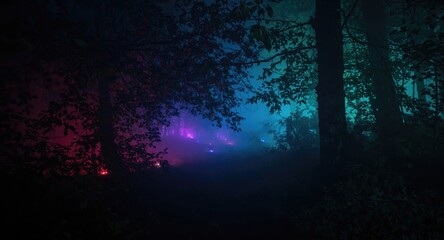 Obraz premium Enchanted woodland scene with glowing neon lights and mystical fog at night