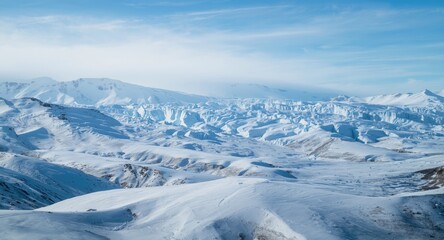Obraz premium Expansive ice capped glacier vista with gentle snowy hills and crisp air