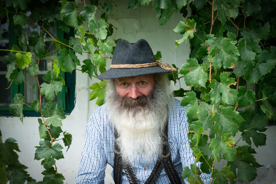 Alpenmann aus &Ouml;sterreich Portrait mit langem Bart
