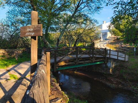 Vista del puente internacional m&aacute;s peque&ntilde;o del mundo sobre el arroyo Abrilongo entre El Marco, Espa&ntilde;a y Marco, Portugal