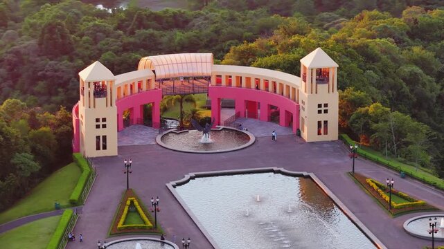 Aerial view of Parque Tangu&aacute;, an urban park in Curitiba, Paran&aacute;, Brazil, featuring a lake, quarry cliffs and the park&rsquo;s upper viewpoint structure surrounded by vegetation.