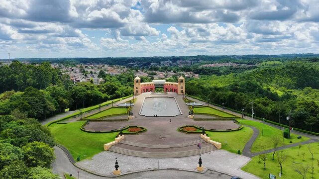 Aerial view of Parque Tangu&aacute;, an urban park in Curitiba, Paran&aacute;, Brazil, featuring a lake, quarry cliffs and the park&rsquo;s upper viewpoint structure surrounded by vegetation.