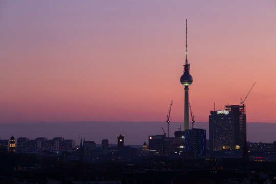 Berliner Fernsehturm im Sonnenuntergang