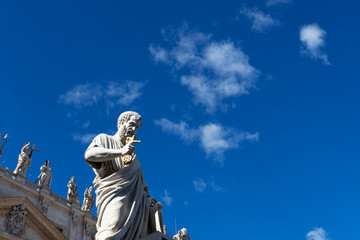 Rzeźba Świętego Piotra trzymającego klucze na Placu Świętego Piotra w Watykanie © Grzegorz Polak