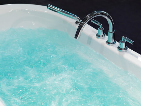 Hydromassage jacuzzi bath with a faucet and bubbling water