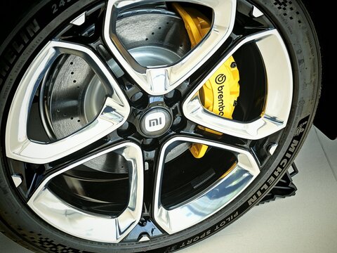 Car Wheel Assembly with Xiaomi Emblem