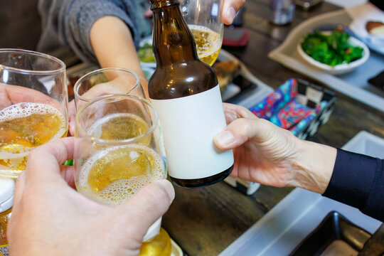 島の地ビールたちで乾杯。
式根島の民宿の海鮮山盛りの美味しい晩ごはん。
東京都伊豆諸島式根島-2025
式根島は東京都心から南へ160km。
外周12kmの小さな有人島。
温かい黒潮が当たり水温と水質が高い。
また、リアス式の入り組んだ入り江が多く、海水浴や釣りが盛ん。
温泉島としても有名。海際に多くの無料露天風呂がある。
