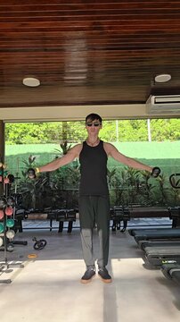 homem faz exerc&iacute;cios fis&iacute;cos em academia 